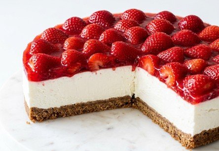 Brza Voćna Torta: Kremasto savršenstvo sa jagodama koje se ne peče
