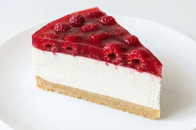 Kremasta Torta sa Malinama: Ljetno osvježenje bez pečenja
