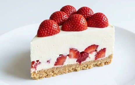Torta od Bijele Čokolade i Jagoda: Snježna ljetna fantazija bez pečenja