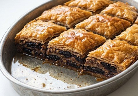 Bogata Baklava sa Suvim Šljivama: Savršen spoj tradicije i voćne arome