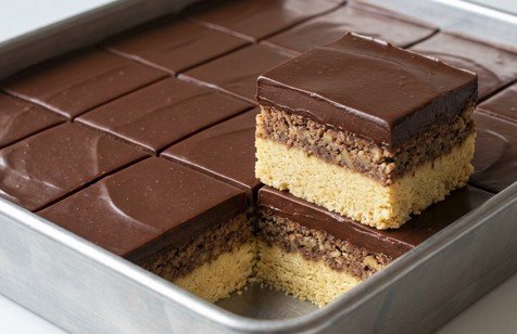 Kockasta Pijesak Torta u Tepsiji: Savršeni presjek bez pečenja